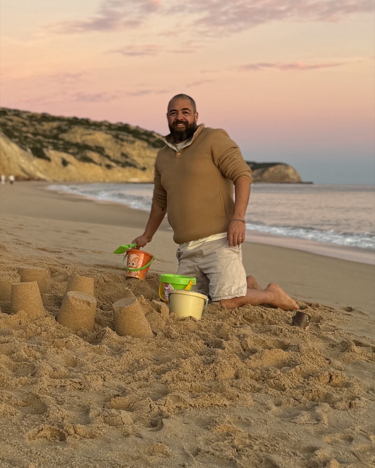 Max van Rooy op het strand in Zuid-Portugal bij zonsondergang